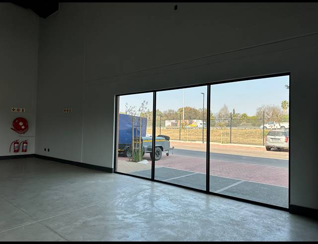 560M² WAREHOUSE TO LET IN ROOIHUISKRAAL NORTH